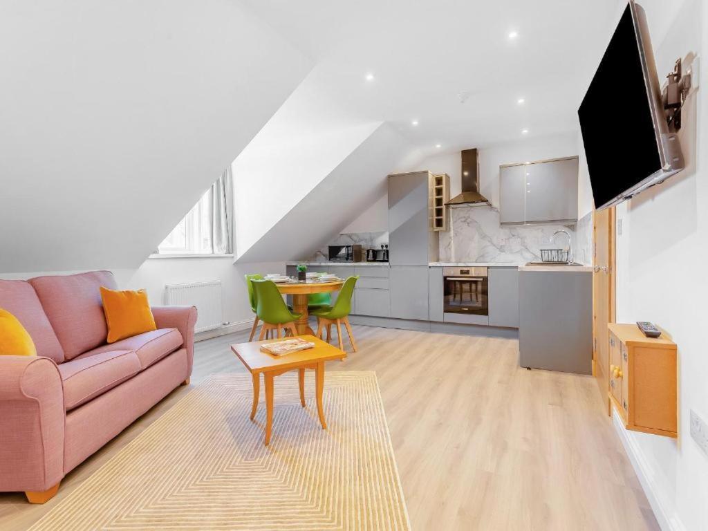 Fraser Apartment *